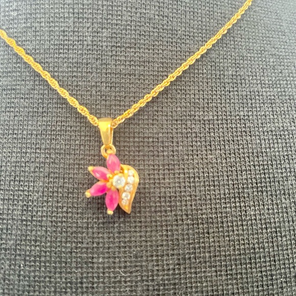 Avon Vintage 90s Grandmacore Flower Pendant Necklace GUC - Picture 3 of 3